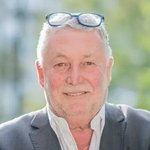 Oberpustertal Porträt eines älteren Mannes mit grauen Haaren und Brille im Freien