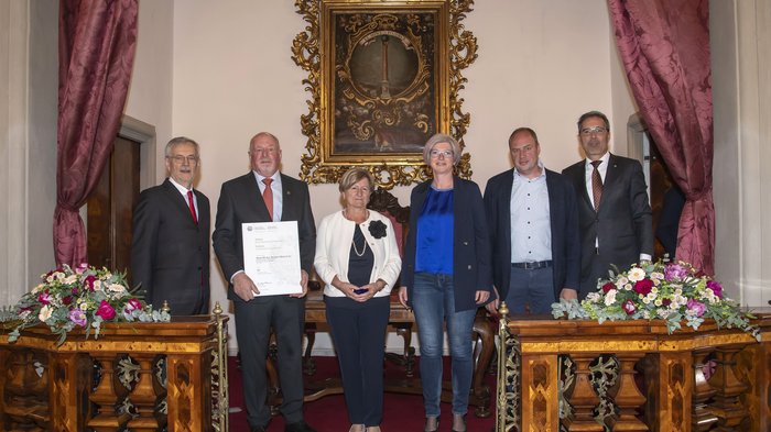 Südtiroler Wirtschaftspreis: Viel Ehre für das Handwerk Sechs Personen in festlicher Kleidung bei einer Auszeichnung in einem prunkvollen Raum