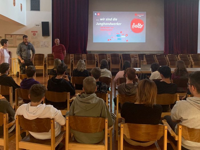 Mittelschule Mölten: Traumberufe im Handwerk und Gastgewerbe vorgestellt Jugendliche sitzen vor einem Vortrag mit dem Titel Junghandwerker im Gemeindehaus
