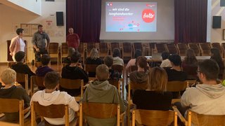 News Jugendliche sitzen vor einem Vortrag mit dem Titel Junghandwerker im Gemeindehaus