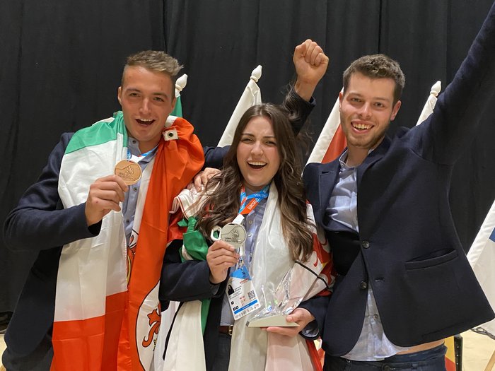 EuroSkills 2021: Zwei Medaillen für Südtirol Drei Personen feiern mit Medaillen und italienischen Flaggen