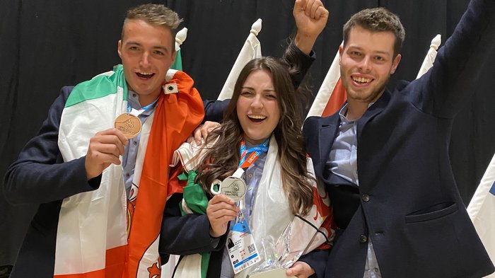 EuroSkills 2021: Zwei Medaillen für Südtirol Drei Personen feiern mit Medaillen und italienischen Flaggen