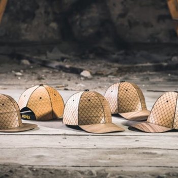 Christian Plancker Sechs Holzmuster-basierte Caps auf Boden in Werkstatt