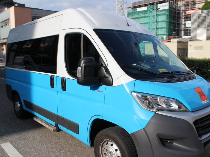 Plattner: „Streiks sind nicht die Lösung!“ Blauer und weißer Lieferwagen auf einer Stadtstraße