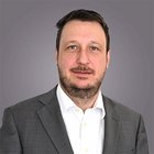 Consulenza fiscale, contabilità e calcolo della busta paga Ritratto di uomo con giacca nera su sfondo grigio