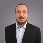 Das lvh-Team Porträt eines Mannes in schwarzem Sakko vor grauem Hintergrund