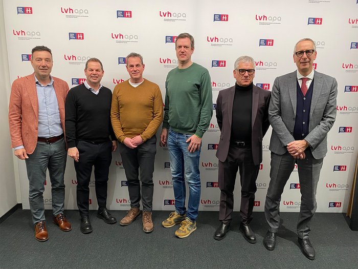 Gemeindeentwicklungsprogramm: Wer jetzt mitgestaltet, entscheidet über morgen Sechs Männer stehen vor einer Wand mit lvhapa-Logo