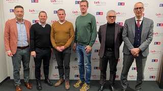 News Sechs Männer stehen vor einer Wand mit lvhapa-Logo