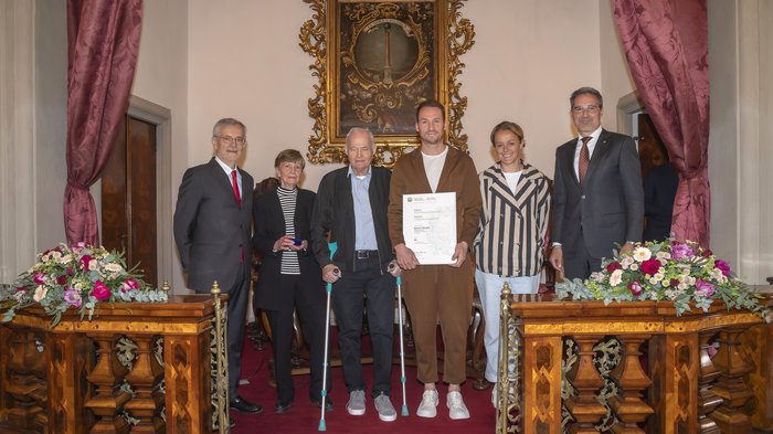 Südtiroler Wirtschaftspreis: Viel Ehre für das Handwerk Gruppenbild von sechs Personen in einem geschmückten Raum, eine hält eine Urkunde