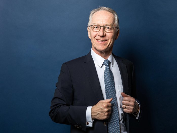 Dr. Werner Schnappauf | Foto: Viviane Wild © RNE Älterer Mann in Anzug und Krawatte vor blauem Hintergrund