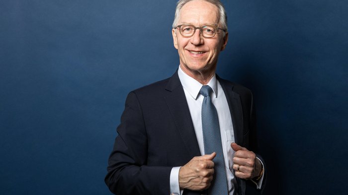 Dr. Werner Schnappauf | Foto: Viviane Wild © RNE Älterer Mann in Anzug und Krawatte vor blauem Hintergrund