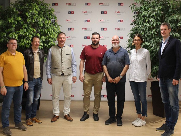 Tappezzieri- Arredatori tessili: nuovo presidente e nuova consulta di mestiere Sette persone in piedi davanti a una parete con loghi LVH e Genfion