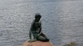 Reisefreudige Althandwerker/innen Bronzestatue der kleinen Meerjungfrau sitzt auf einem Felsen im Wasser