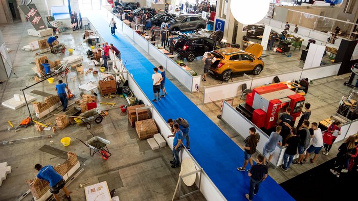 WorldSkills Italy: Das junge Handwerk zu Gast in Bozen Überblick einer Messe mit Baustellensimulation und Autos in einer großen Halle