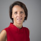 Susanne Eller Ritratto di donna con capelli castani corti in maglia rossa senza maniche su sfondo grigio