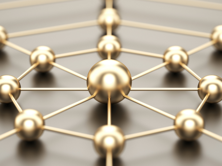 Zusammenarbeit & Netzwerke Goldene Kugeln verbunden durch Stäbe als symbolisches Netzwerkmodell