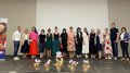 © lvh.apa Gruppenfoto mit 15 Personen und Bannern bei Veranstaltung für Handwerk
