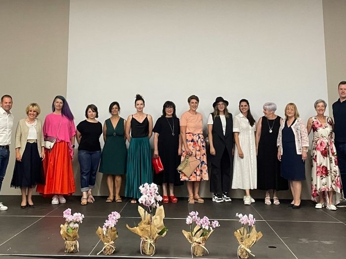 © lvh.apa Gruppenfoto mit 15 Personen und Bannern bei Veranstaltung für Handwerk