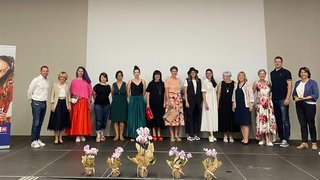 © lvh.apa Gruppenfoto mit 15 Personen und Bannern bei Veranstaltung für Handwerk