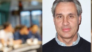 News Porträt eines grauhaarigen Mannes vor verschwommenem Bürohintergrund