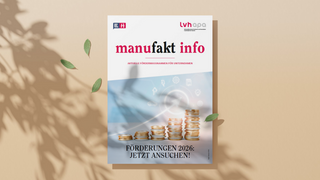 News Flyer manufakt info über Förderungen 2026 für Unternehmen mit Münzstapel Grafik