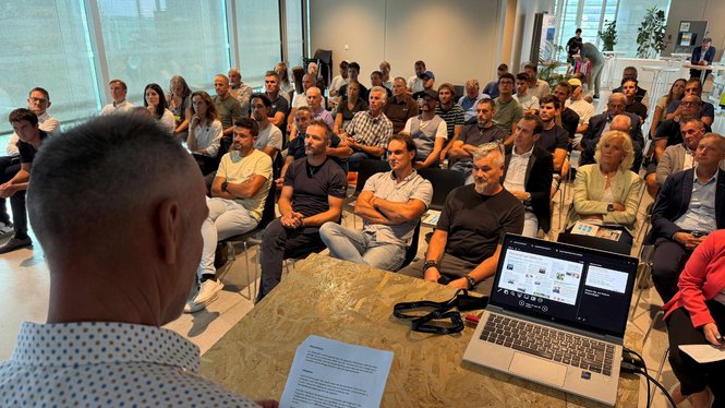 Home Vista dal tavolo del relatore sul pubblico seduto in una sala per seminari