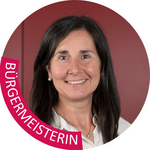 Bozen Land Porträt einer Bürgermeisterin vor rotem Hintergrund