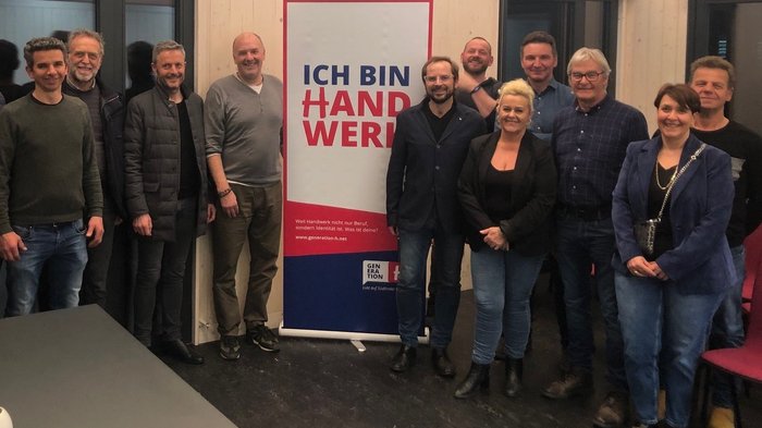 Dare forma al futuro, rafforzare l'artigianato: riunione comunale di lvh.apa a Varna Gruppo di persone di fronte a uno striscione con scritto ICH BIN HANDWERK