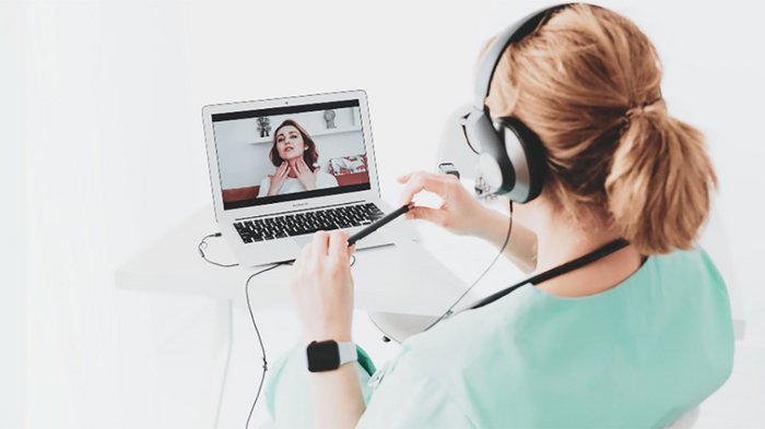 Herbsttagung Plattform Land 2024 Frau mit Headset bei Online-Videosprechstunde mit Patientin auf Laptop