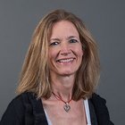 Frigoristi Ritratto di una donna sorridente con capelli biondi lunghi e ciondolo a cuore