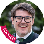 Bassa Pusteria/Val Badia Primo piano di un uomo sorridente con occhiali e giacca verde scuro