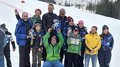 Handwerker/innen tauschen Werkzeuge gegen Skier und Rodel Gruppenfoto mit Skiteam und Gewinnern auf Siegerpodest im Schnee