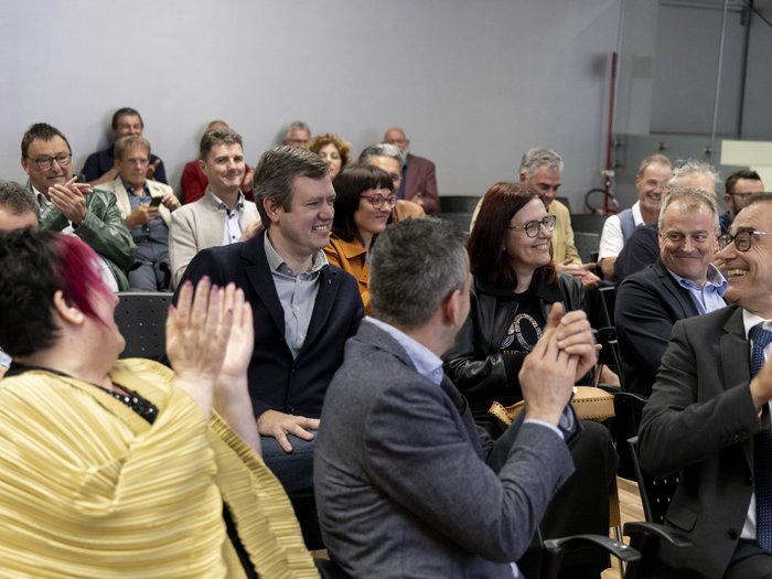 Unione provinciale dei Maestri professionali: eletto il nuovo Consiglio Persone in una sala che applaudono e sorridono durante un evento