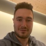 Burggrafenamt Portrait eines jungen Mannes mit kurzem Haar und Kapuzenpullover