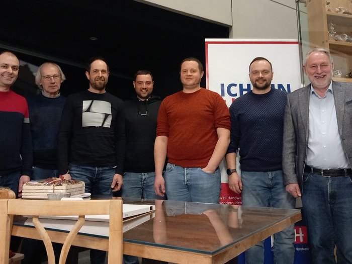 Andreas Nagl bleibt lvh-Ortsobmann Sieben Männer stehen nebeneinander vor einem Tisch und einem Werbebanner