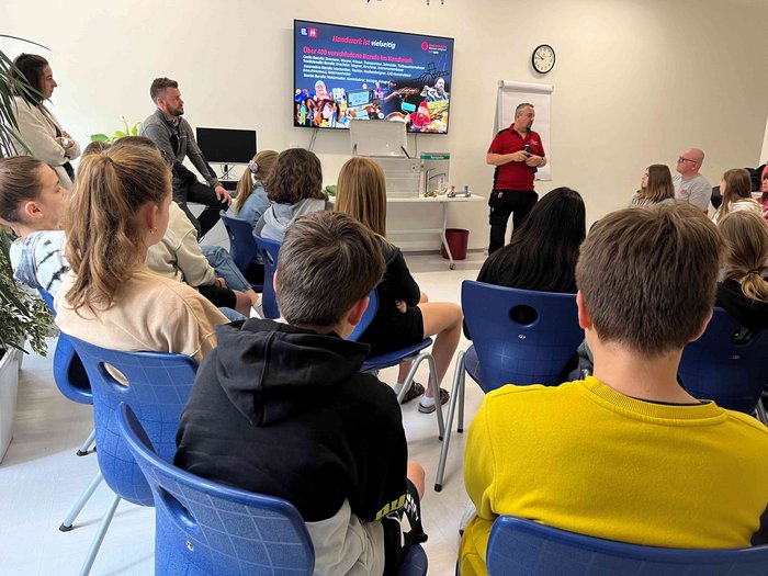 Die Mittelschule Terlan hatte vor Kurzem die Junghandwerker/innen im lvh und die Hoteliers- und Gastwirtejugend (HGJ) zu Besuch, die über die zahlreichen Berufsmöglichkeiten in Handwerk und Gastgewerbe informierten. Vortrag über Handwerksberufe vor Jugendlichen in einem Klassenraum