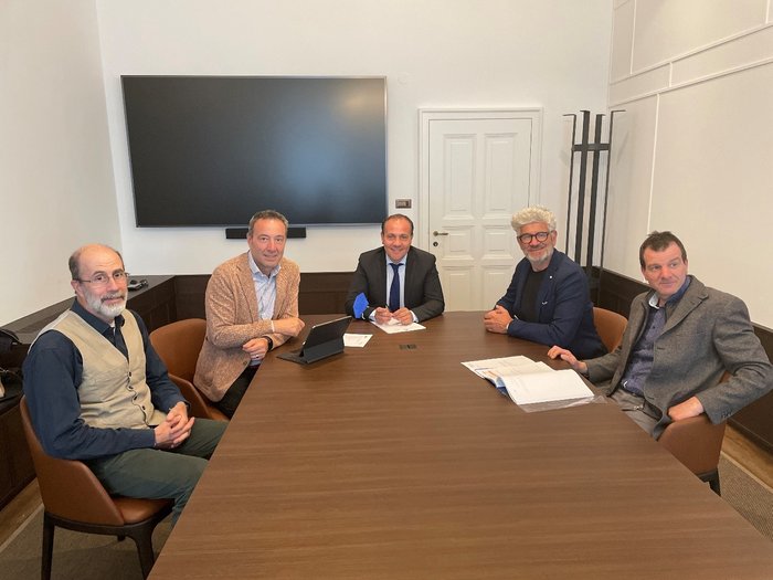 lvh: Im Gespräch mit Landesrat Vettorato Fünf Männer in einem Besprechungsraum sitzen an einem Konferenztisch