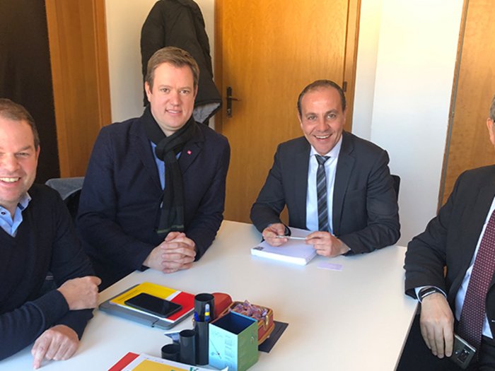 Mehr Sichtbarkeit für die Handwerksberufe in der italienischen Sprachgruppe Vier Männer in Anzügen sitzen an einem Besprechungstisch in einem Büro