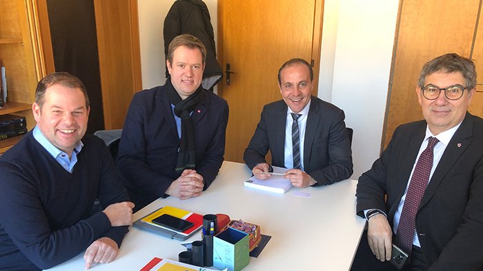 Mehr Sichtbarkeit für die Handwerksberufe in der italienischen Sprachgruppe Vier Männer in Anzügen sitzen an einem Besprechungstisch in einem Büro