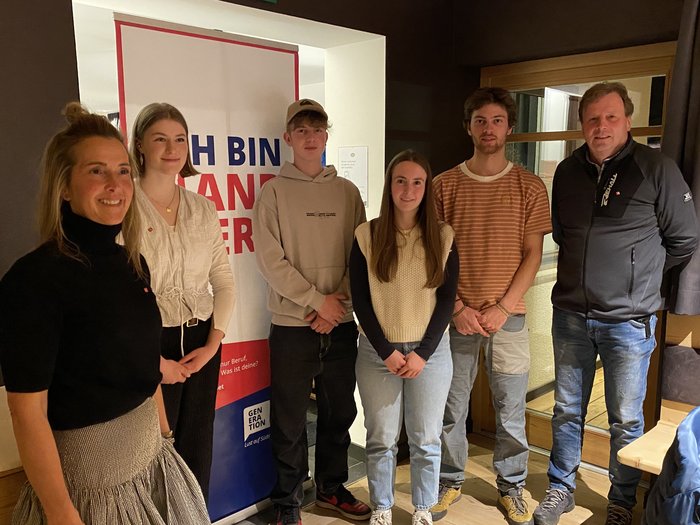 Fortemente radicato e attivo: l’artigianato a Rasun/Anterselva Sei persone in piedi davanti a un banner con la scritta Ich bin Handwerker in interno