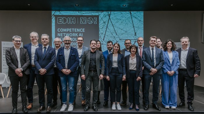 Anlaufstelle für Künstliche Intelligenz vorgestellt Gruppenfoto von 17 Personen bei der Eröffnung des EDIH Kompetenznetzwerks KI in Südtirol