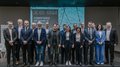 Anlaufstelle für Künstliche Intelligenz vorgestellt Gruppenfoto von 17 Personen bei der Eröffnung des EDIH Kompetenznetzwerks KI in Südtirol
