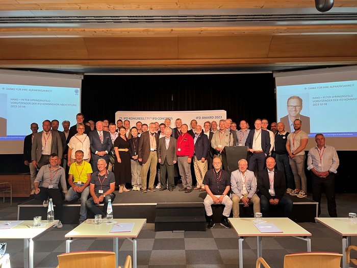 Internationaler Dachdeckerkongress IFD: Bozen wird zum globalen Treffpunkt der Dachdeckerbranche Gruppenfoto der Teilnehmer beim 71. IFD Kongress und Award 2023 in Bolzano