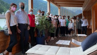 News Gruppe von Menschen mit Masken auf einer überdachten Terrasse in den Bergen
