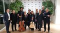 Concerto di Natale 2022: una serata da ricordare! Gruppo di dieci persone, due con strumenti musicali, davanti a uno sfondo LVH