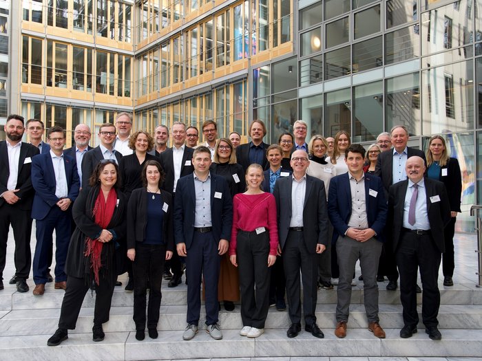 Zukunft der Berufsbildung in Europa Gruppenfoto von 30 Personen vor einem modernen Bürogebäude