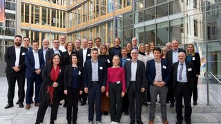 News Gruppenfoto von 30 Personen vor einem modernen Bürogebäude