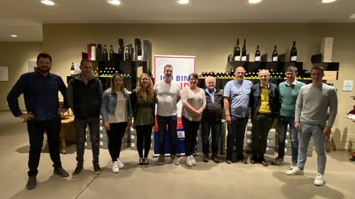 EPPAN – Vor kurzem wurde Lukas Walcher zum neuen lvh-Ortsobmann in Eppan gewählt. Im Rahmen der Ortsversammlung fand auch die Neuwahl des lvh-Ortsausschusses statt. Gruppe von elf Personen in einem Weinkeller mit Weinregalen im Hintergrund