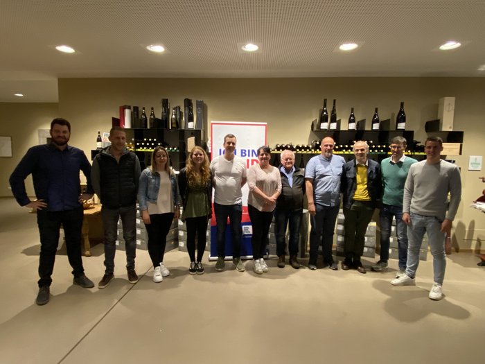 EPPAN – Vor kurzem wurde Lukas Walcher zum neuen lvh-Ortsobmann in Eppan gewählt. Im Rahmen der Ortsversammlung fand auch die Neuwahl des lvh-Ortsausschusses statt. Gruppe von elf Personen in einem Weinkeller mit Weinregalen im Hintergrund