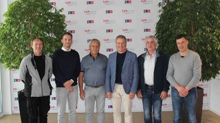 News Sechs Männer stehen vor LVHapa und Generation H Hintergrund bei einer Veranstaltung